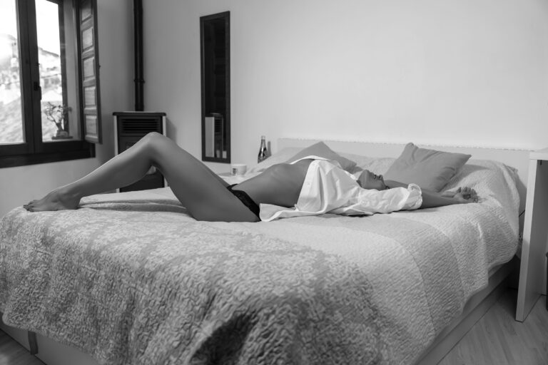 fotografía boudoir en blanco y negro en Cuenca